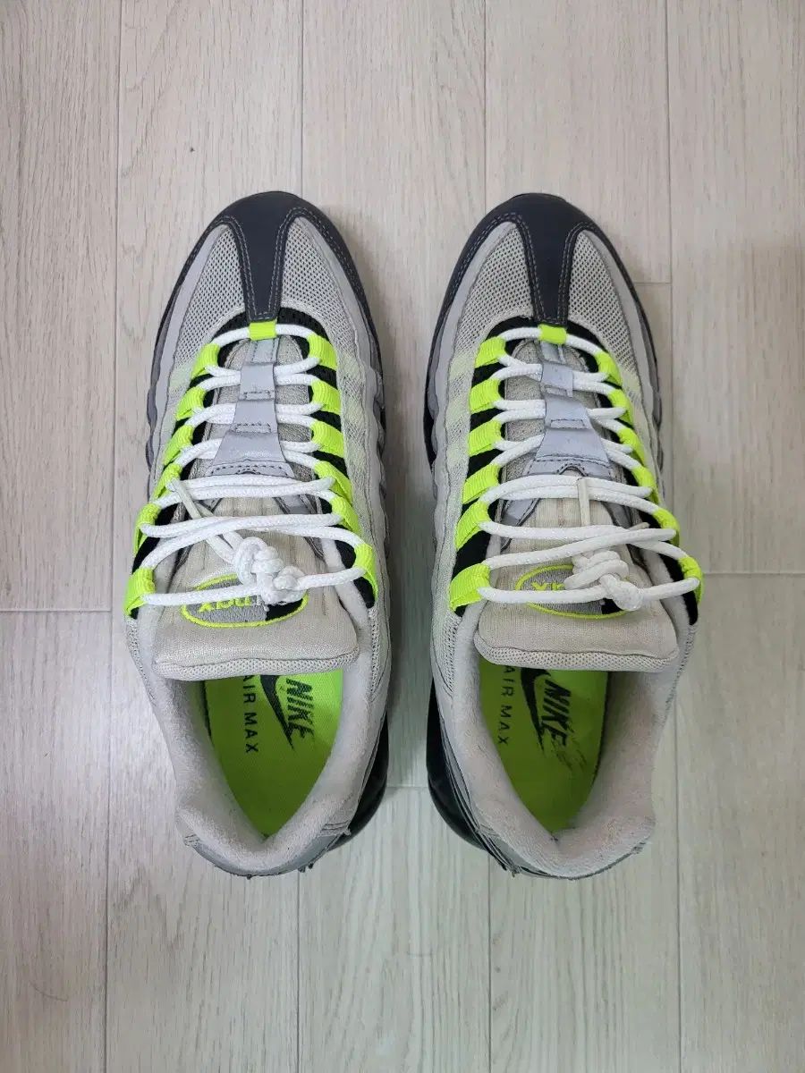 NIKE