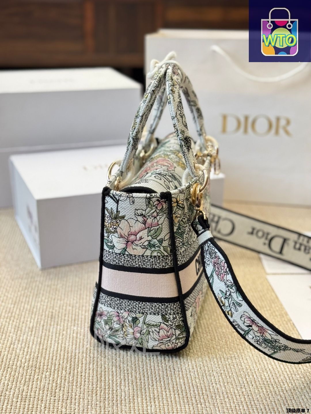 美品・ヴィンテージ【DIOR】LADYD-LITE中サイズ刺繍トートバッグ 今日特価】Dior Lady D-Lite レディ D - ライト 刺繍バッグ