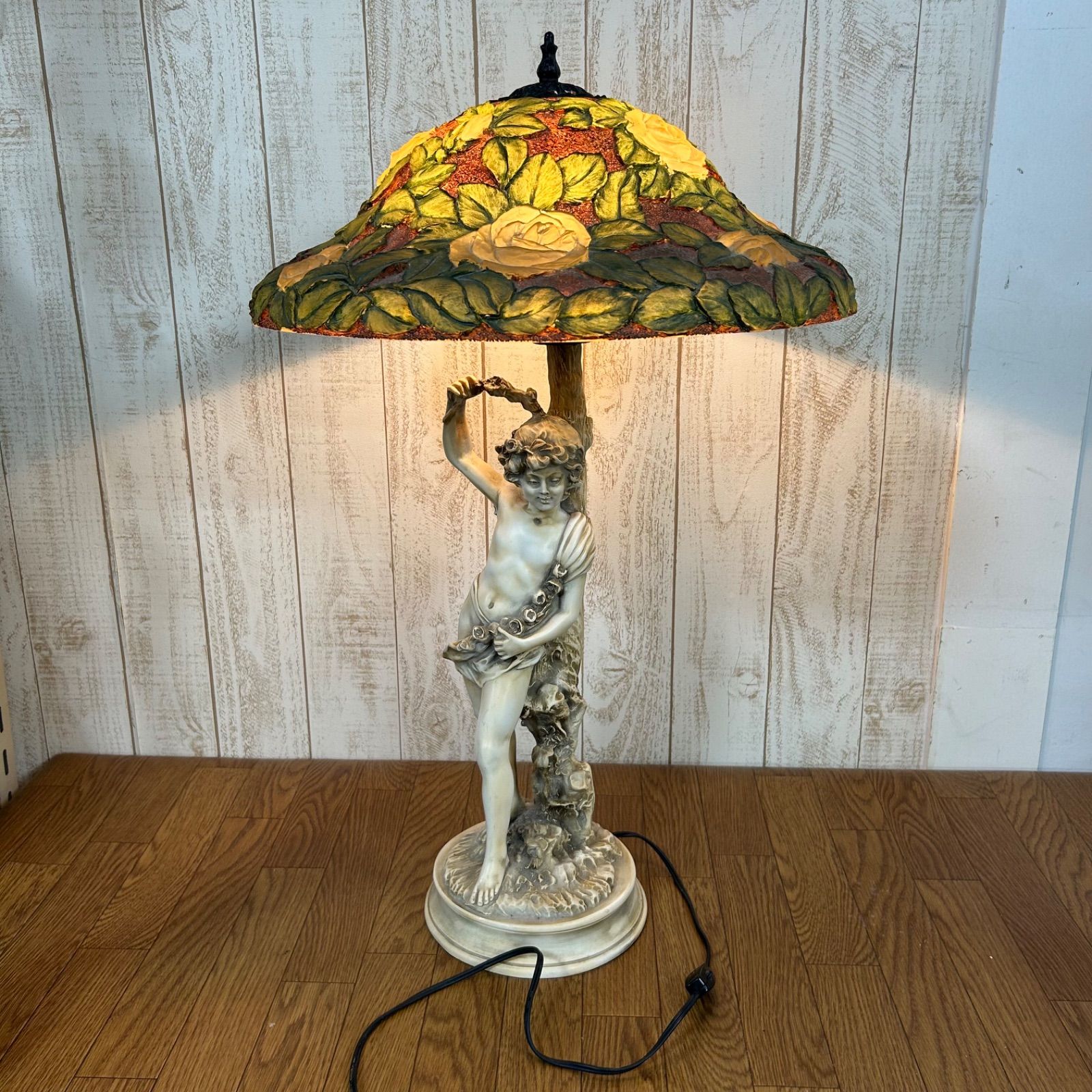 ステンドグラス風のシェードと天使（キューピッド）の置物があしらわれ