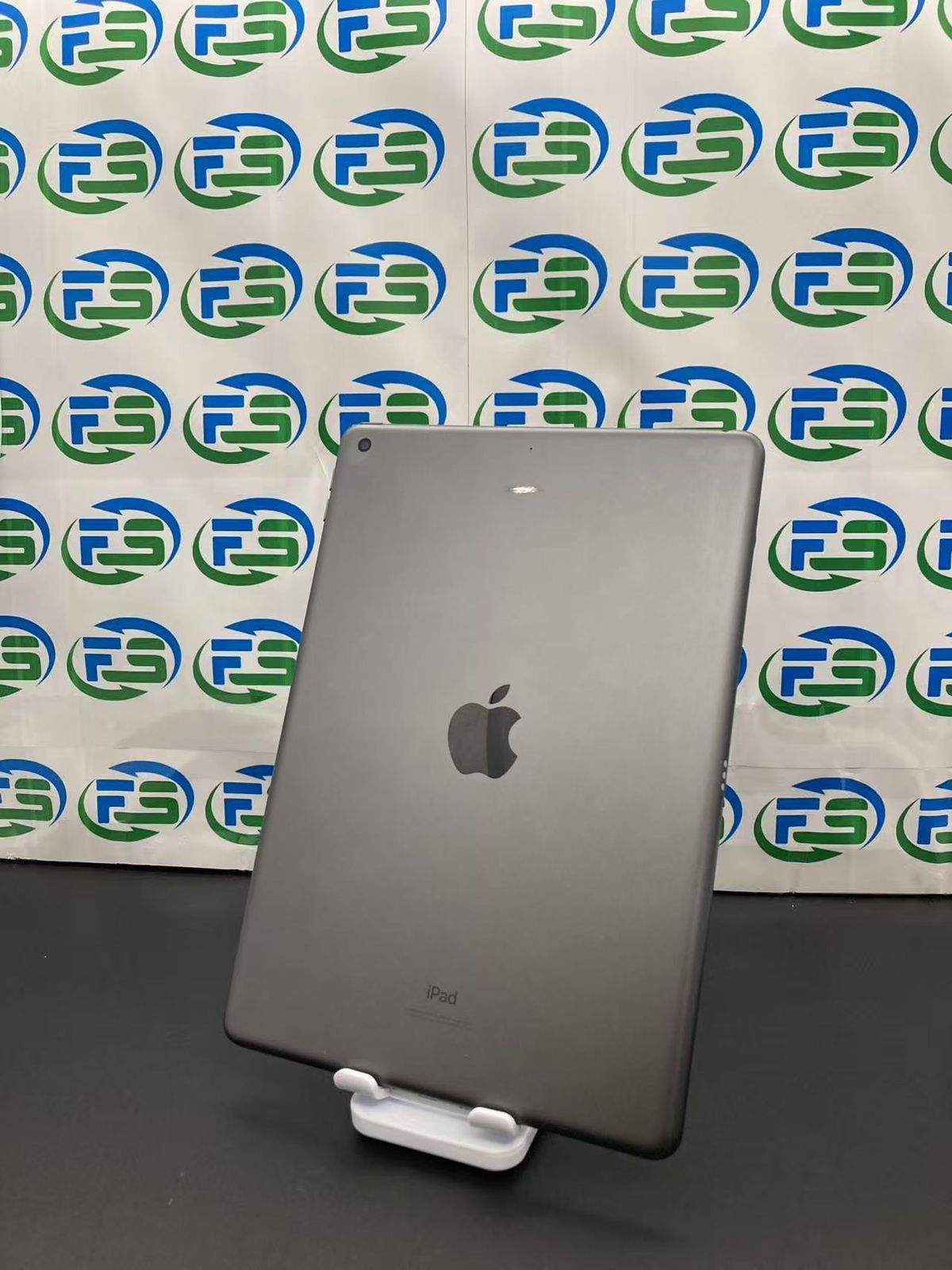 iPad 第8世代 32GB スペースグレイ Wi-Fiモデル 背面軽度削除跡あり バッテリー83% 充電器付き