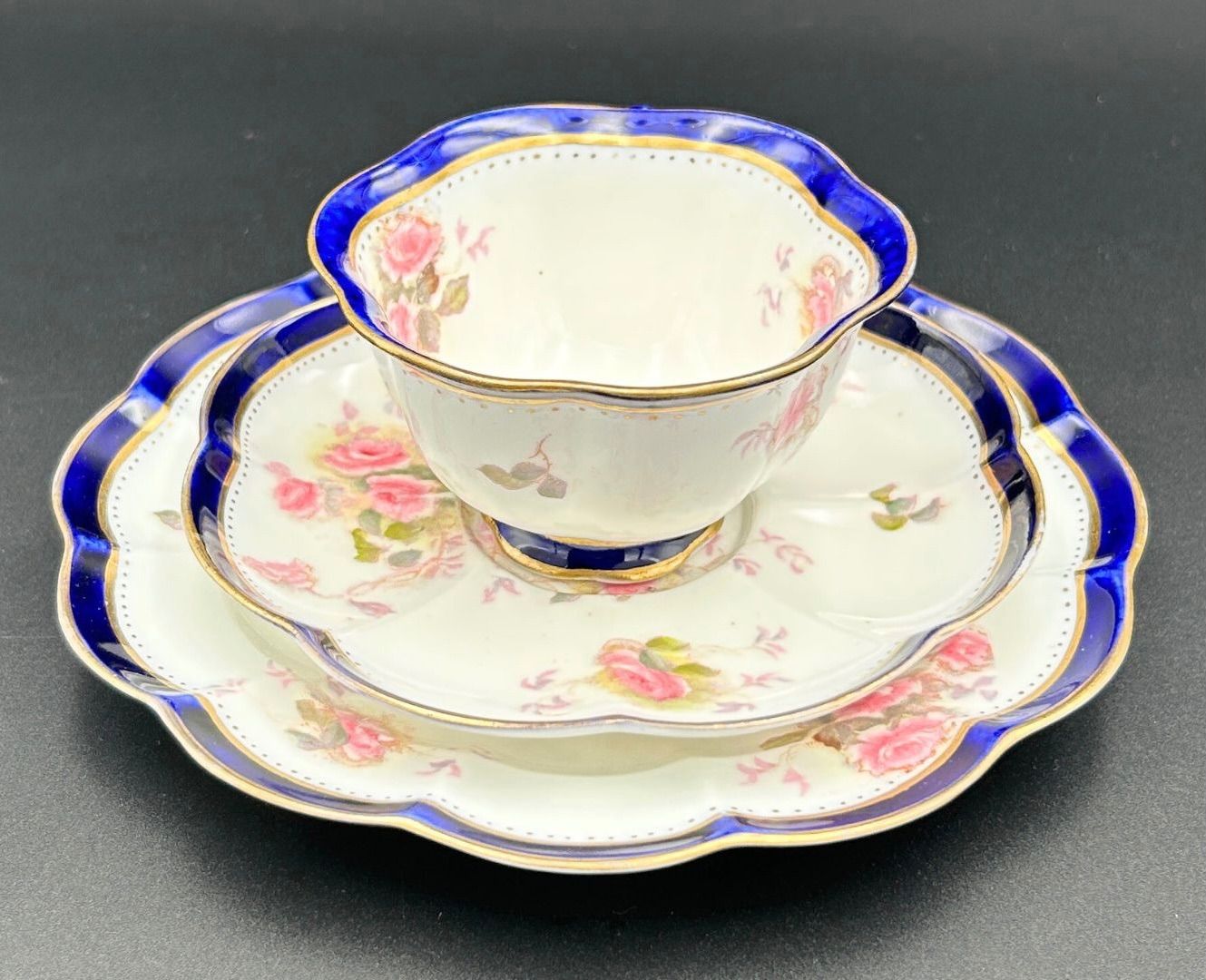 George Jones - Sons ジョージ ジョーンズ トリオ アンティーク 英国磁器 コバルト金彩 薔薇文 波打つ縁 優美なデザイン 1900年代初期頃 F029