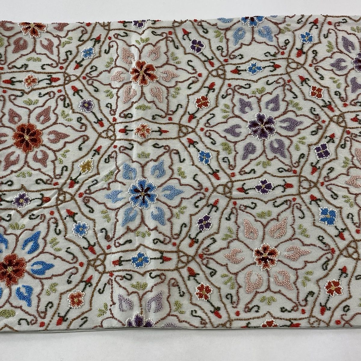 袋帯 逸品 華文 草花 相良刺繍 六通 正絹 袋帯 逸品 華文 草花 相良刺繍 灰色 お太鼓柄 正絹 【中古