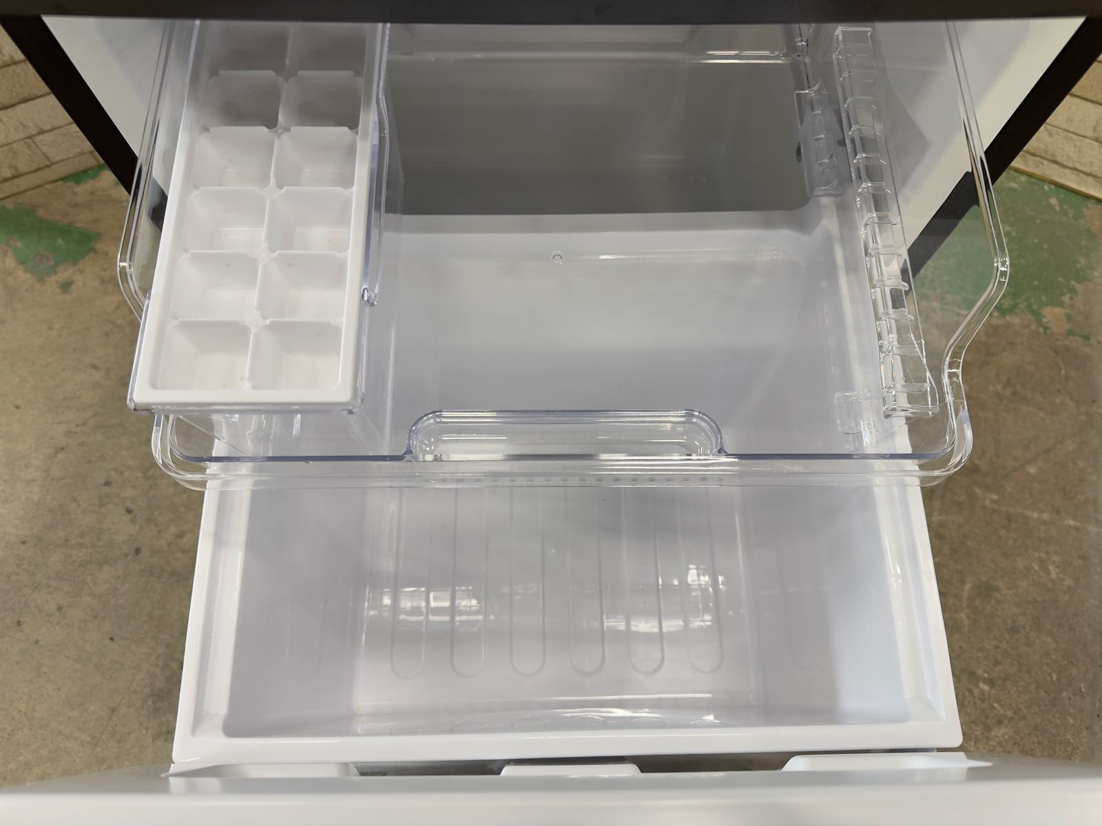 大阪送料無料★3か月保障付★冷蔵庫★2022年★SJ-D15J-W★IR-372 大阪送料無料☆3か月保障付き☆冷蔵庫☆シャープ☆2ドア☆2023年