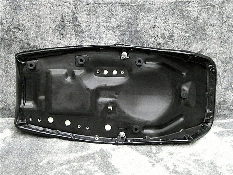 Z400FX 鋲打ち E4黒 カスタムシート/あんこ抜き スタッズ ボタン