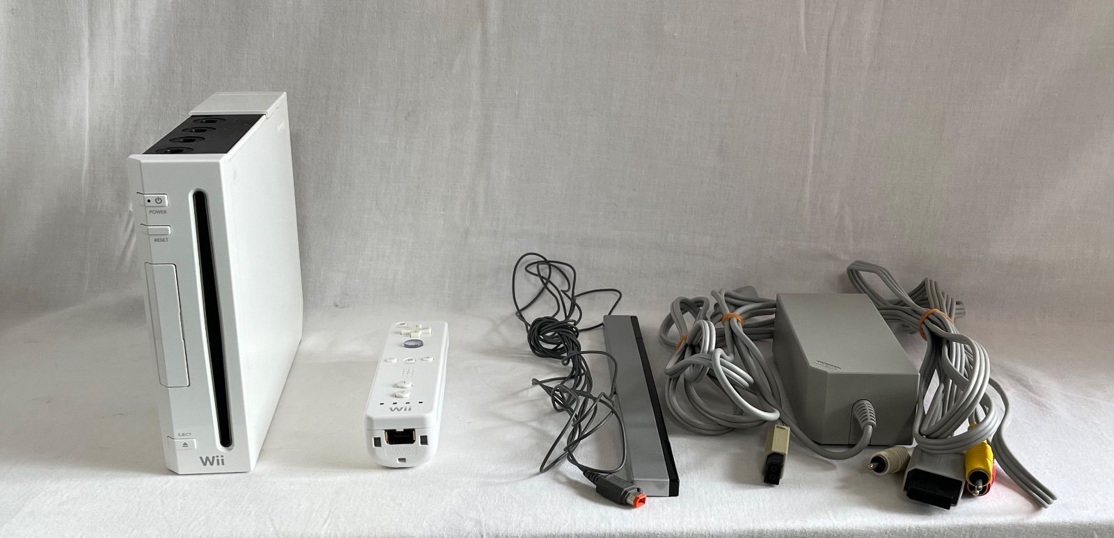 Wii 一式 Wii 本体 ホワイト セット（リモコン・ACアダプター・セン