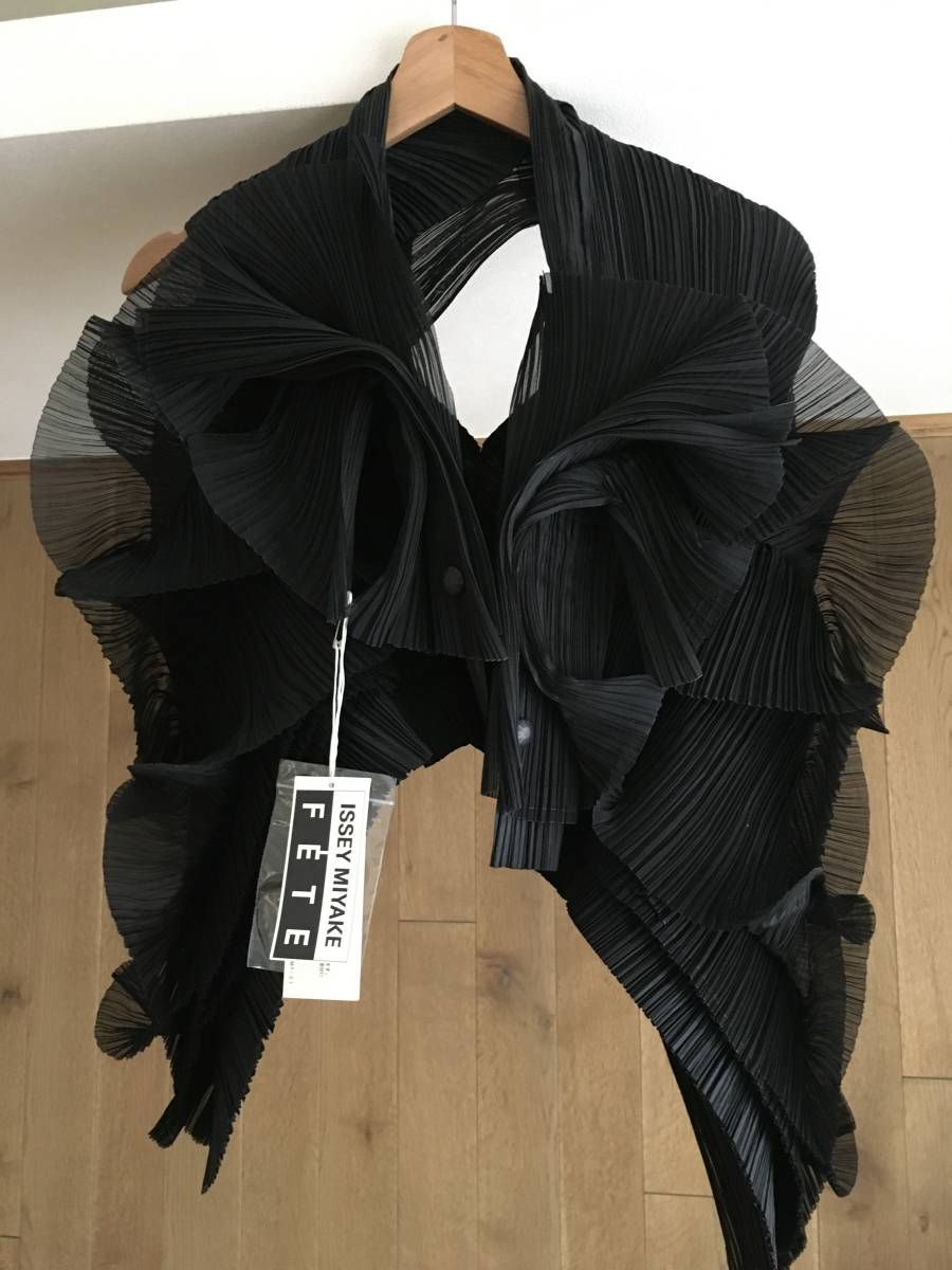 新品 ISSEY MIYAKE FETEイッセイミヤケ プリーツ 変形 ジャケット２