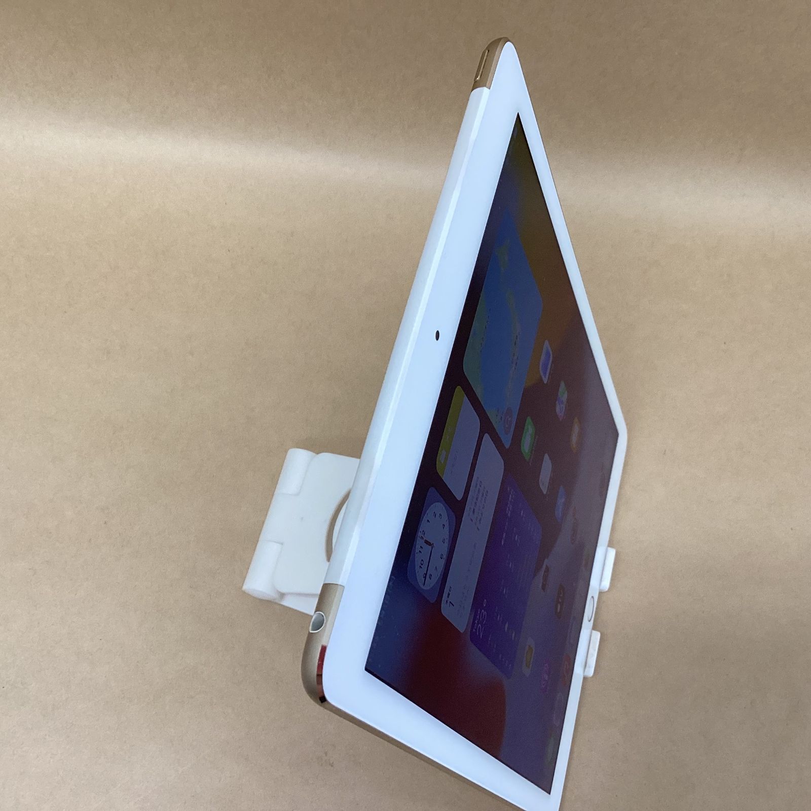 Apple - バッテリ残量95％ IPAD AIR 2 WI-FI+セルラー AU 32GB ゴールド 9.7インチ RETINAディスプレイ OS 15.8.3 A1567 2014年 カメラ BLUETOOTH バッテリ残量95％ IPAD AIR 2 WI-FI+セルラー AU 32GB ゴールド