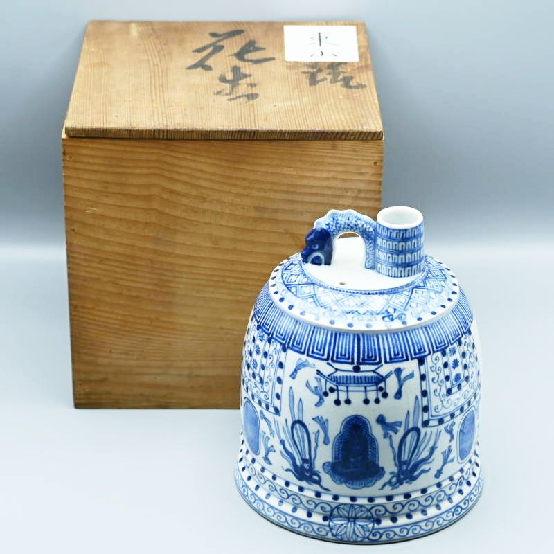 江戸時代武家旧家蔵出阿波淡路國染め付け四方変形32✕28綺麗な図柄角傷直しあり。 旧家蔵出し 姫路東山焼 播陽尾上鐘形水注 鐘形花生 染付 仏教