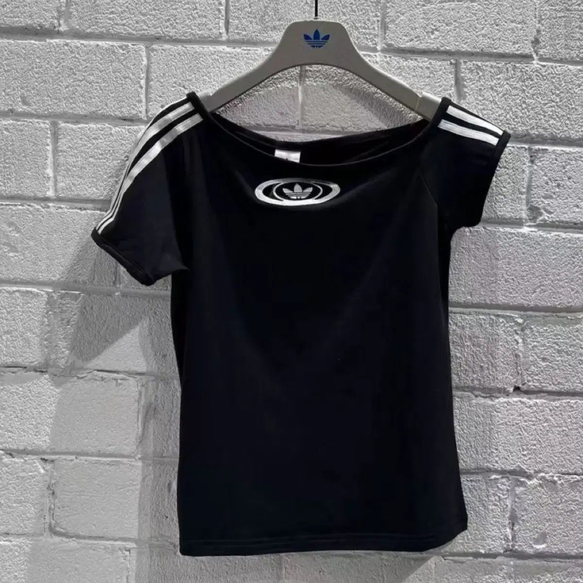 ★【ADIDAS】 オフショルダー半袖Tシャツ★ 新品 adidas(アディダス) オフショルダー 半袖T - メルカリ