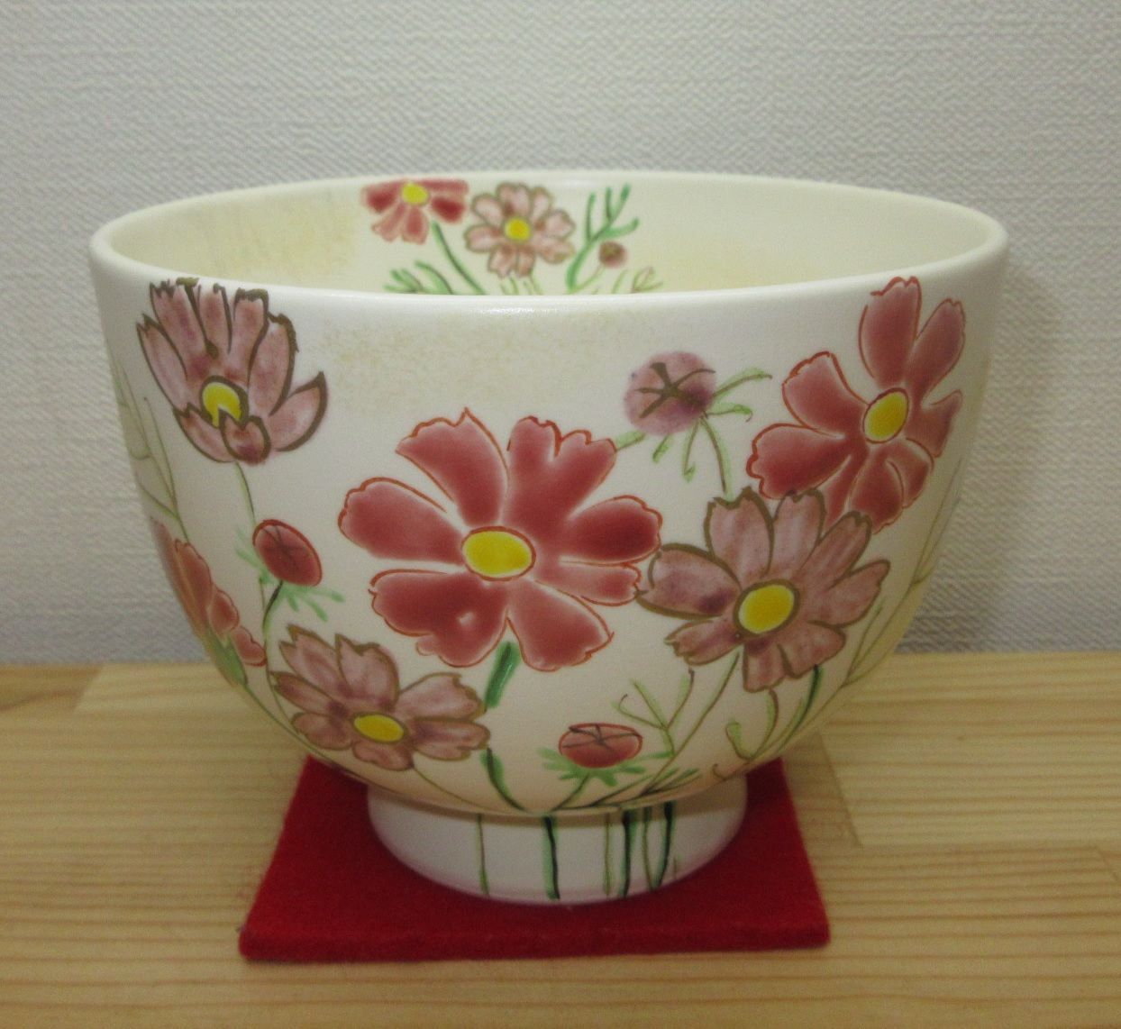 送料込【逢絢亭・新品】茶道具 茶碗 京焼 粉引 水仙の図 田中香泉 紙箱入り 送料込【逢絢亭・新品】茶道具 茶碗 京焼 粉引 水仙の図 田中香