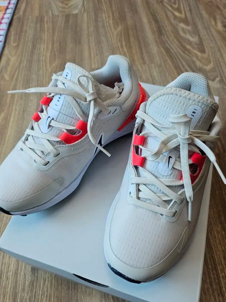 NIKE
