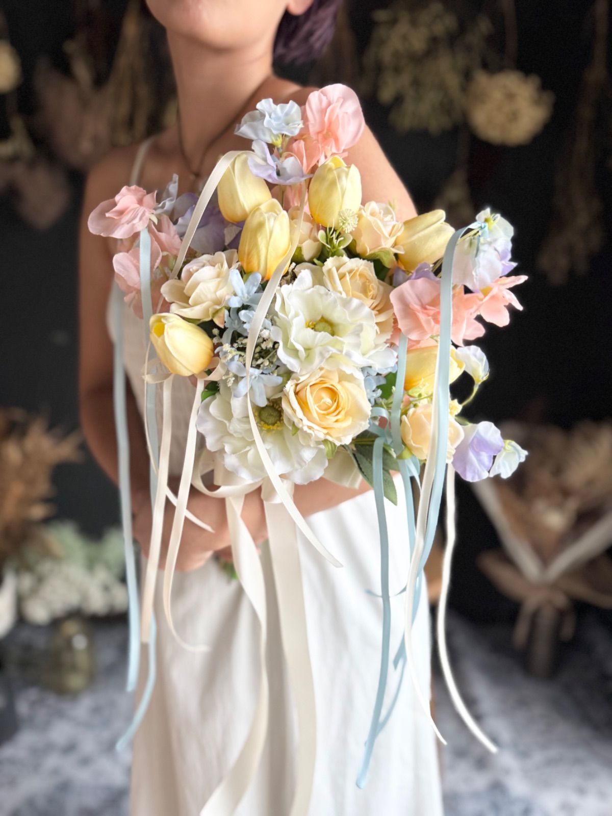 白アネモネ×サーモンピンク×水色クラッチブーケ