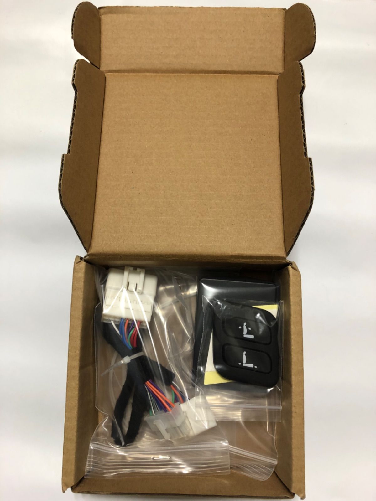 Amazon.co.jp: ワイヤレス 助手席パワーシートスイッチ [遠隔イージースイッチ君] 穴あけ加工不要 150系 ランドクルーザープラド  ランクルプラド 車種専用 カプラーオン設計: 車＆バイク