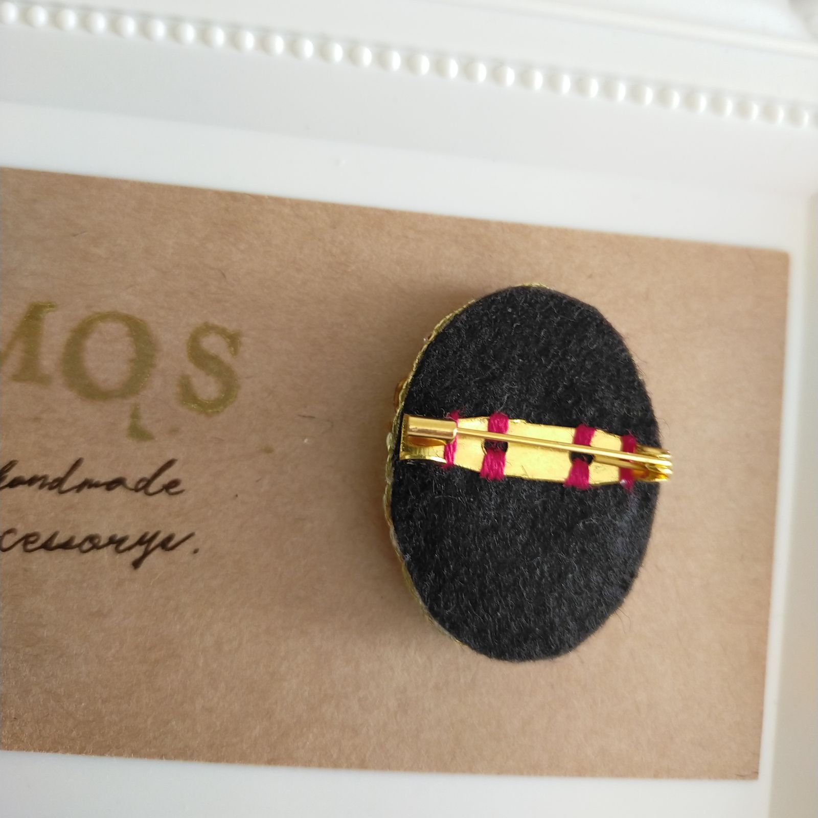 Xmasデザイン♡ 手刺繍ブローチ ポインセチア - メルカリ