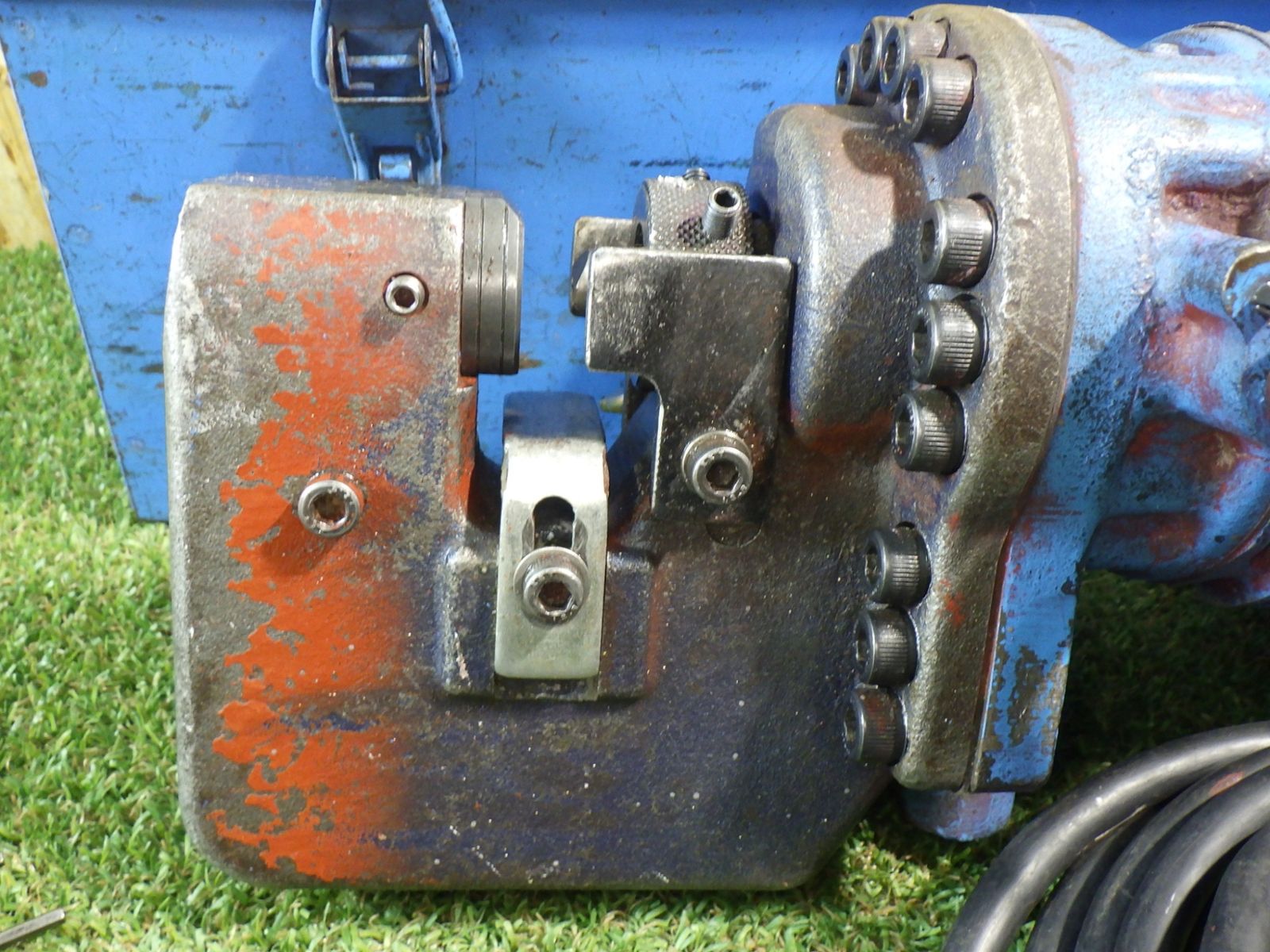 建設現場や工場での金属加工に オグラ 電動油圧式パンチャー HPC-18N 品