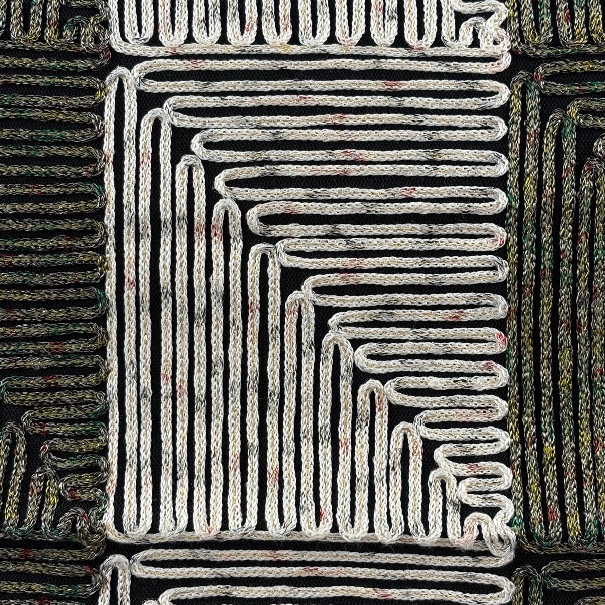 【新品未開封・送料無料】 幾何学 落款 無月 名品 美品 袋帯 刺繍 【中古 正絹 全通 黒 箔 着物・浴衣