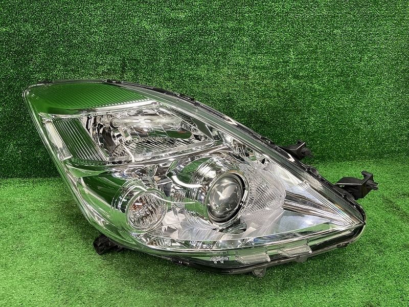 アイシス ZGM15G 右ヘッドランプ ヘッドライト L コイト 44-68 81130-44330 1F7