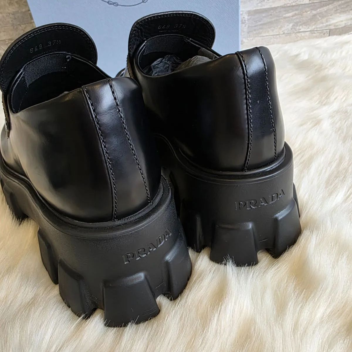 ☆美品！ PRADA(プラダ) モノリス ブラッシュドレザー
