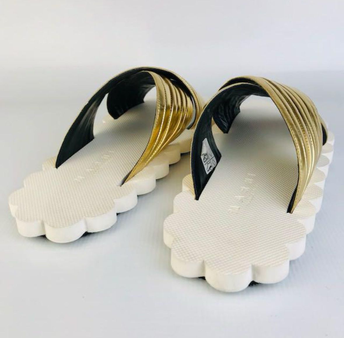 美品☆MARNI・マルニ レディース クロスレザーストラップ フラット  