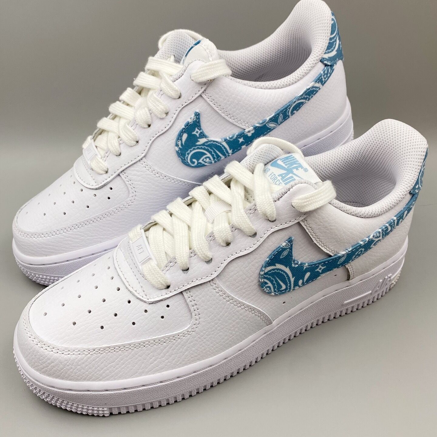 Nike エア フォース 1 ロー '07 エッセンシャル ホワイト ブルーペイズリー (ウィメンズ) Air Force 1 Low '07  Essential'07 DH4406-100 - メルカリ