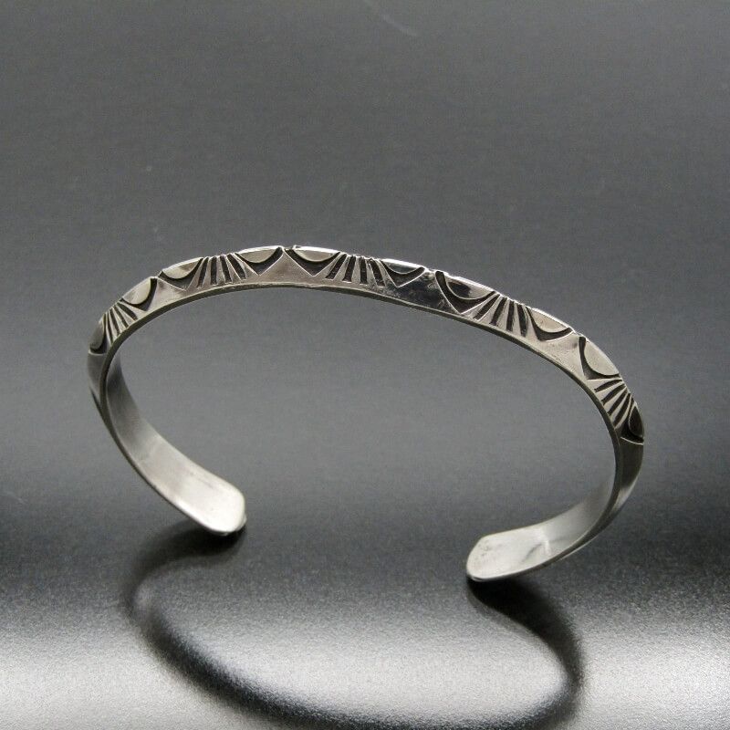 ナバホ族TAHE ナローバングル　2本セット　インディアンジュエリー ナバホ族TAHE ナローバングル 2本セット インディアンジュエリー