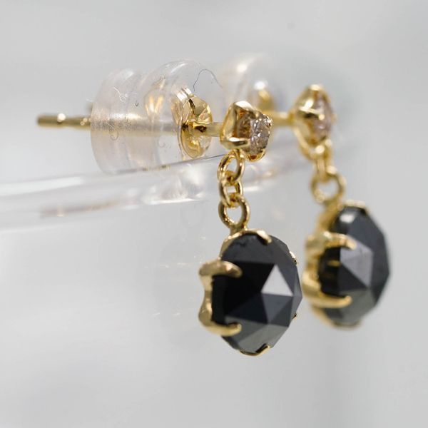 K18ブラックダイヤモンド1ctピアス(ブラタイプ) ダイヤモンド0.07ct 