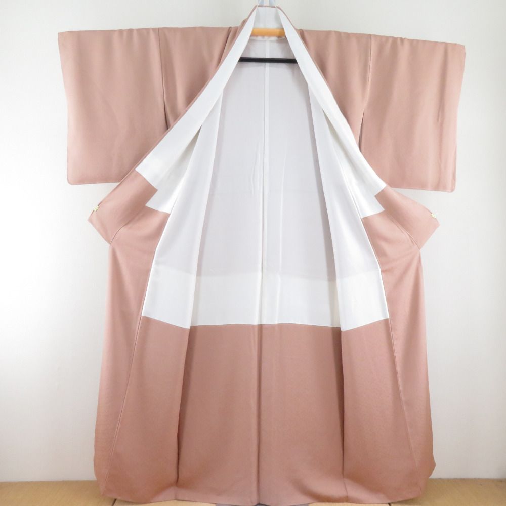 色無地 花菊格子地紋 袷 広衿 洗柿色 正絹 一つ紋 蔦紋 仕立て上がり着物 身丈156cm 【キモノオフ野々市若松店】 色無地 花菊格子地紋 袷 広衿 洗柿色 正絹 一つ紋 蔦紋 仕立て上がり