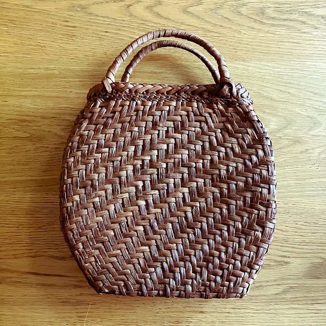雪の越後の手提げ籠 日本産 山ぶどう籠 丸網代