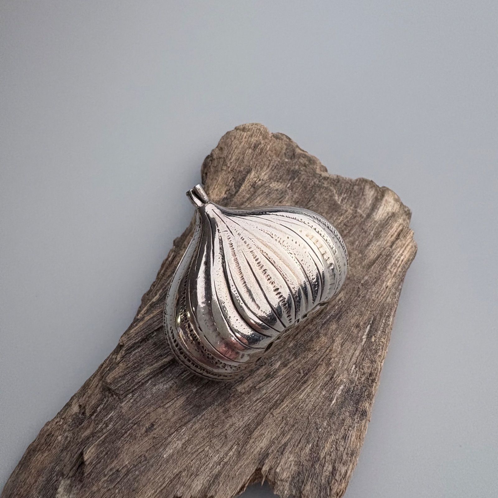 イタリア800純銀 毛栗の形をした小箱 シルバー製栗型小物入れ イタリア800純銀 毛栗の形をした小箱 シルバー製栗型小物入れ