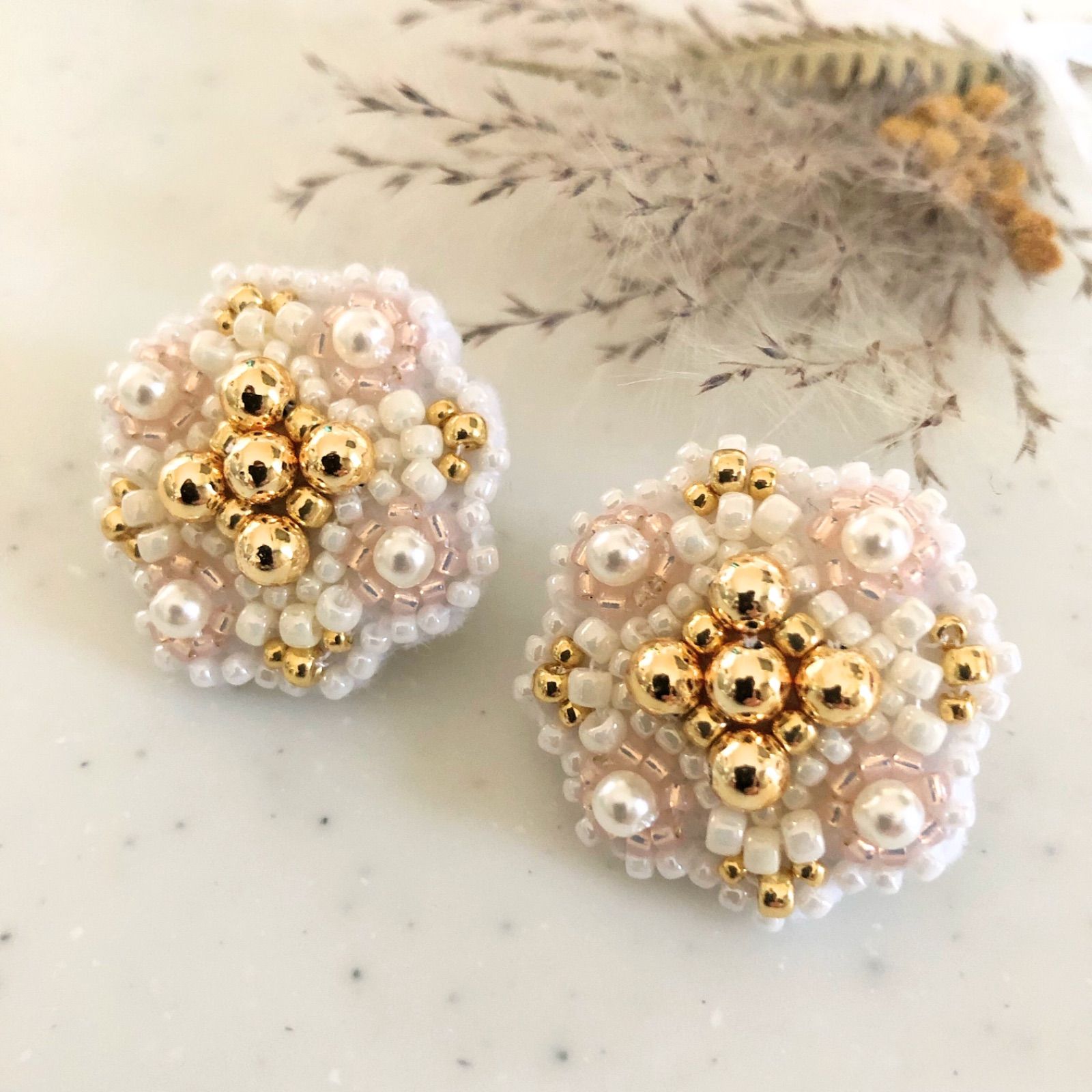 ビーズ刺繍イヤリング　ピアス　ハンドメイド　お花　ピンク　白　パール