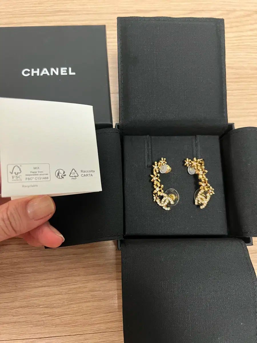 フラワー イヤーカフ