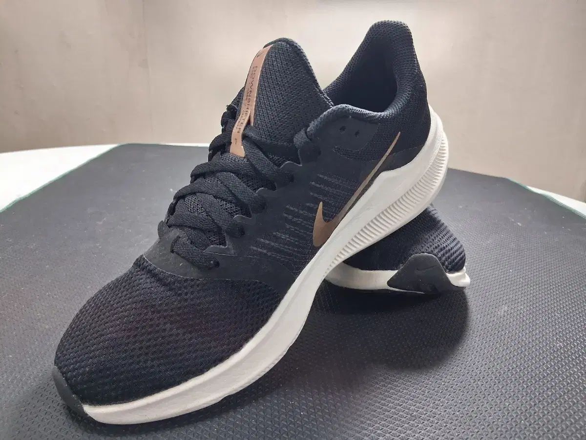 NIKE ナイキ 超軽量メッシュ ランニングシューズ 250 255 ありがとう