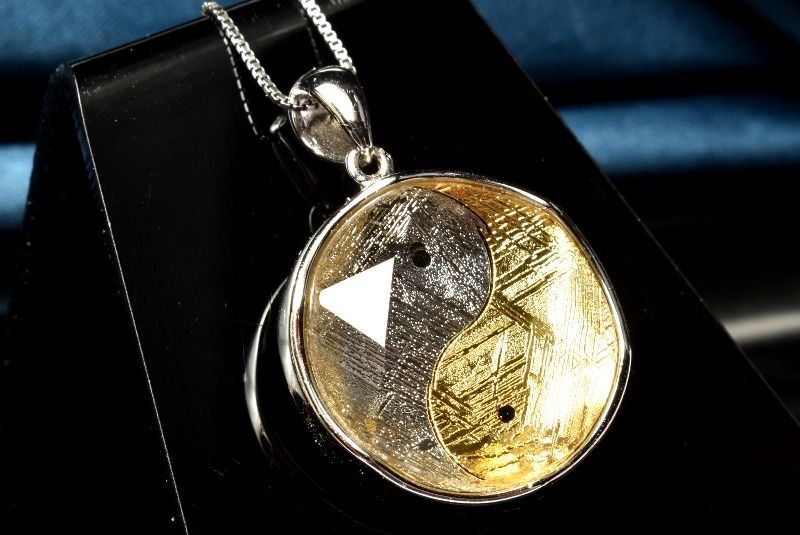 スウェーデン産シルバー925 ギベオン メテオライト隕石 18mm シルバー ゴールドコーティング 陰陽太 図 ペンダントトップ 1個売り パワーストーン 天然石 _PRG2358-1