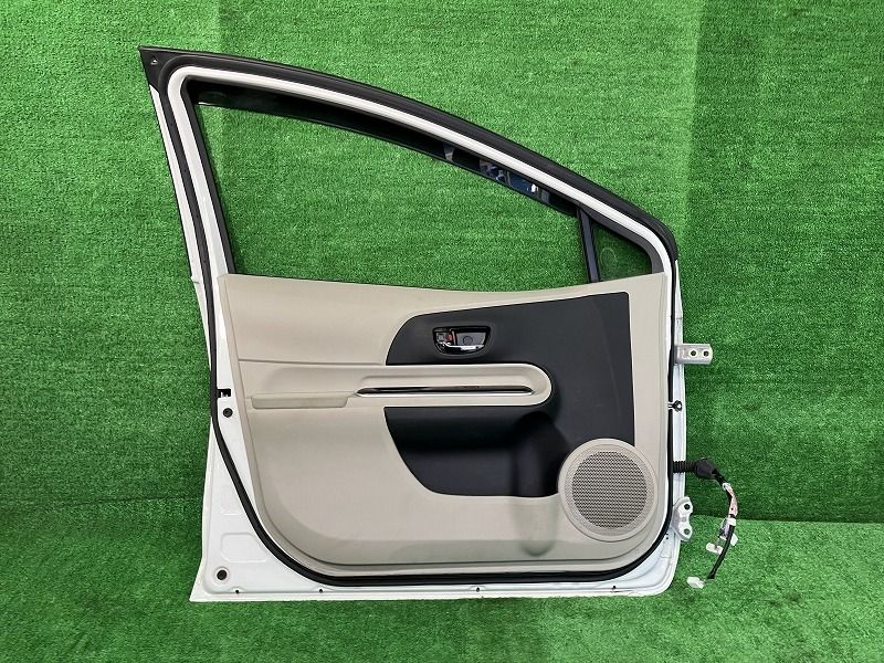 トヨタ アクア NHP10 左フロントドア 082 アクア NHP10 082 中古中古部品 ドア 左フロントドアの トヨタ アクア NHP10 左フロントドア 082 アクア NHP10 082 中古中古部品 ドア 左フロントドアの