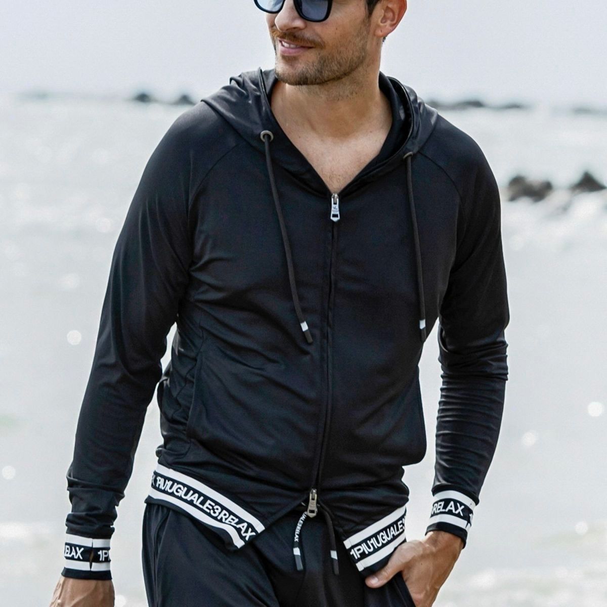 1PIU1UGUALE3 RELAX ヘムロゴラッシュガードフーディー ウノピゥウノウグァーレトレ リラックス RASHGUARD HOODIE ウノピュー ZIPパーカー セットアップ USO-25048 ブラック