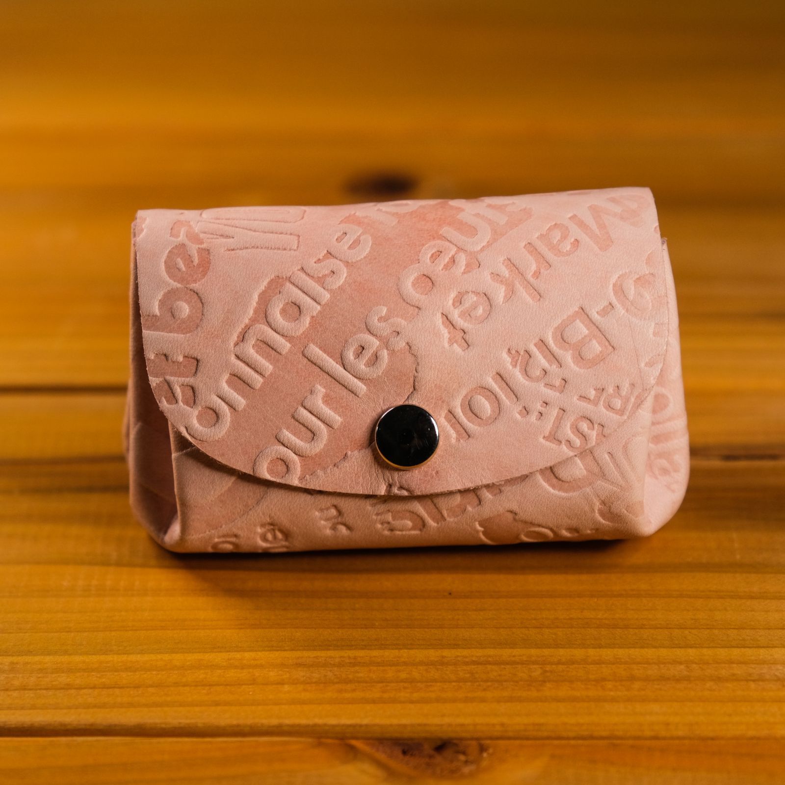 革ノ蔵】国産本革コインケース 英単語 アルファベット柄 ピンク シボ付  