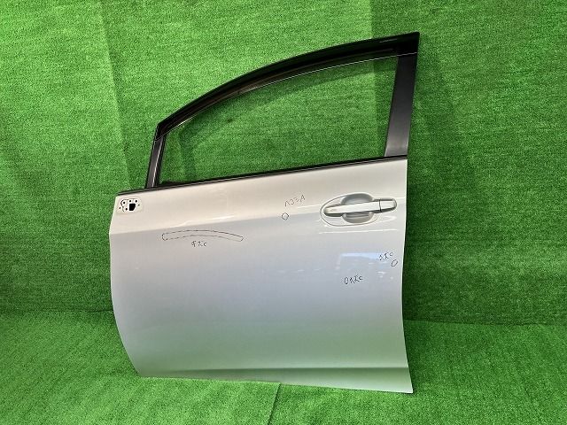 ラクティス DBA-NCP125 フロント　左　ドア　助手席 070 ラクティス DBA-NCP125 NCP125 フロントドア 凹み無 ⁄