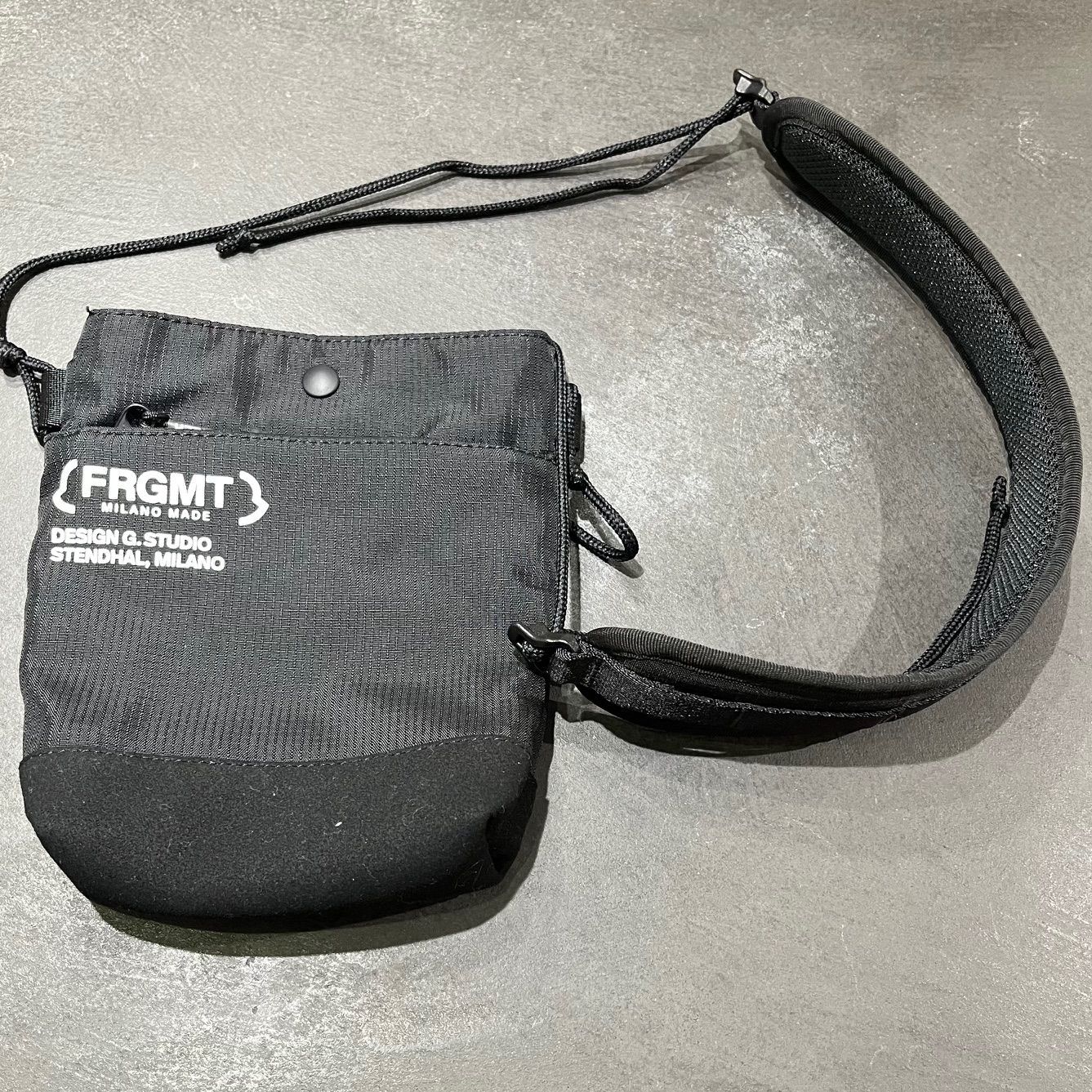 MONCLER × FRAGMENT DESIGN コラボ サコッシュ ショルダーバッグ モンクレール×フラグメント 75233A2