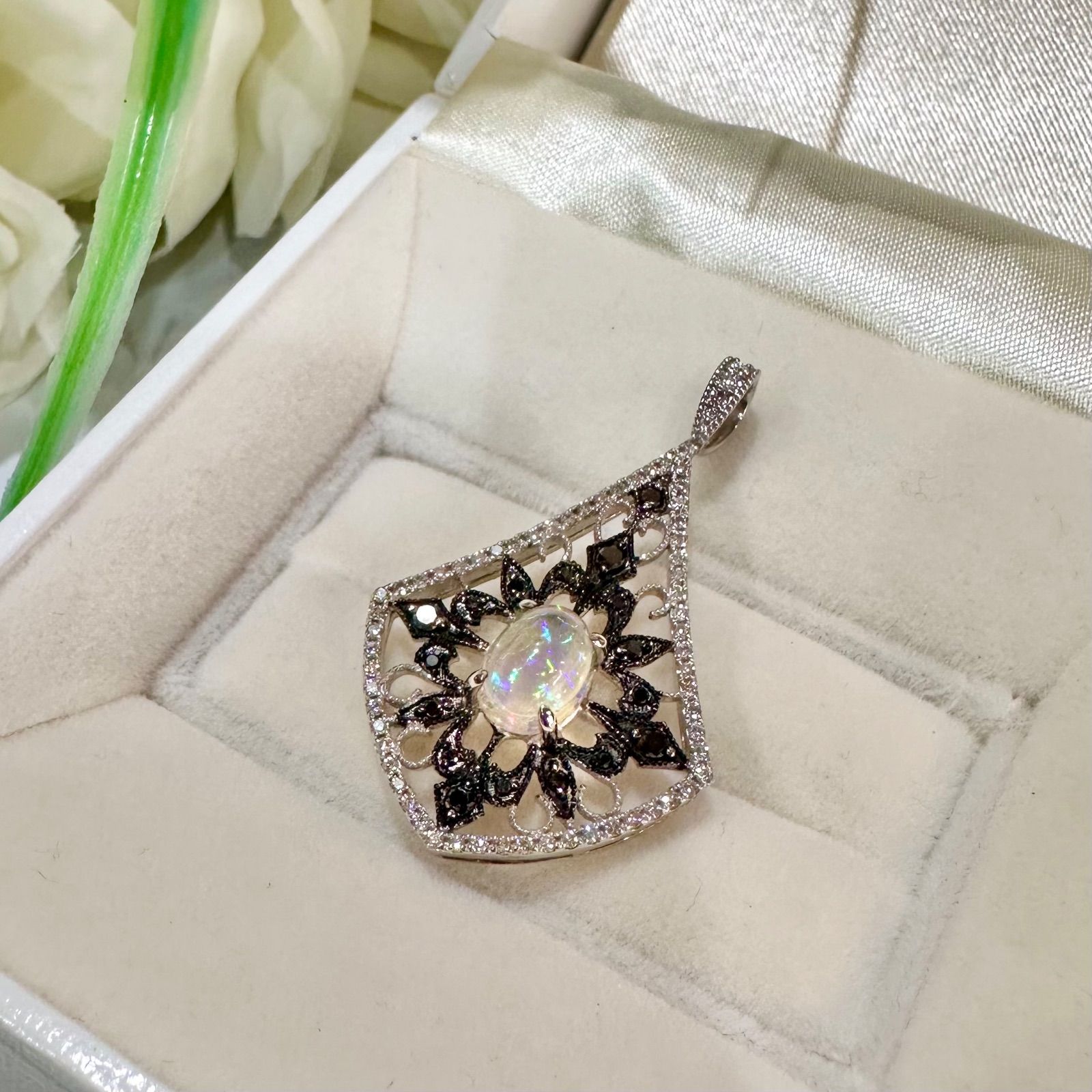 18金ホワイトゴールドオパール＆ダイヤペンダントトップ