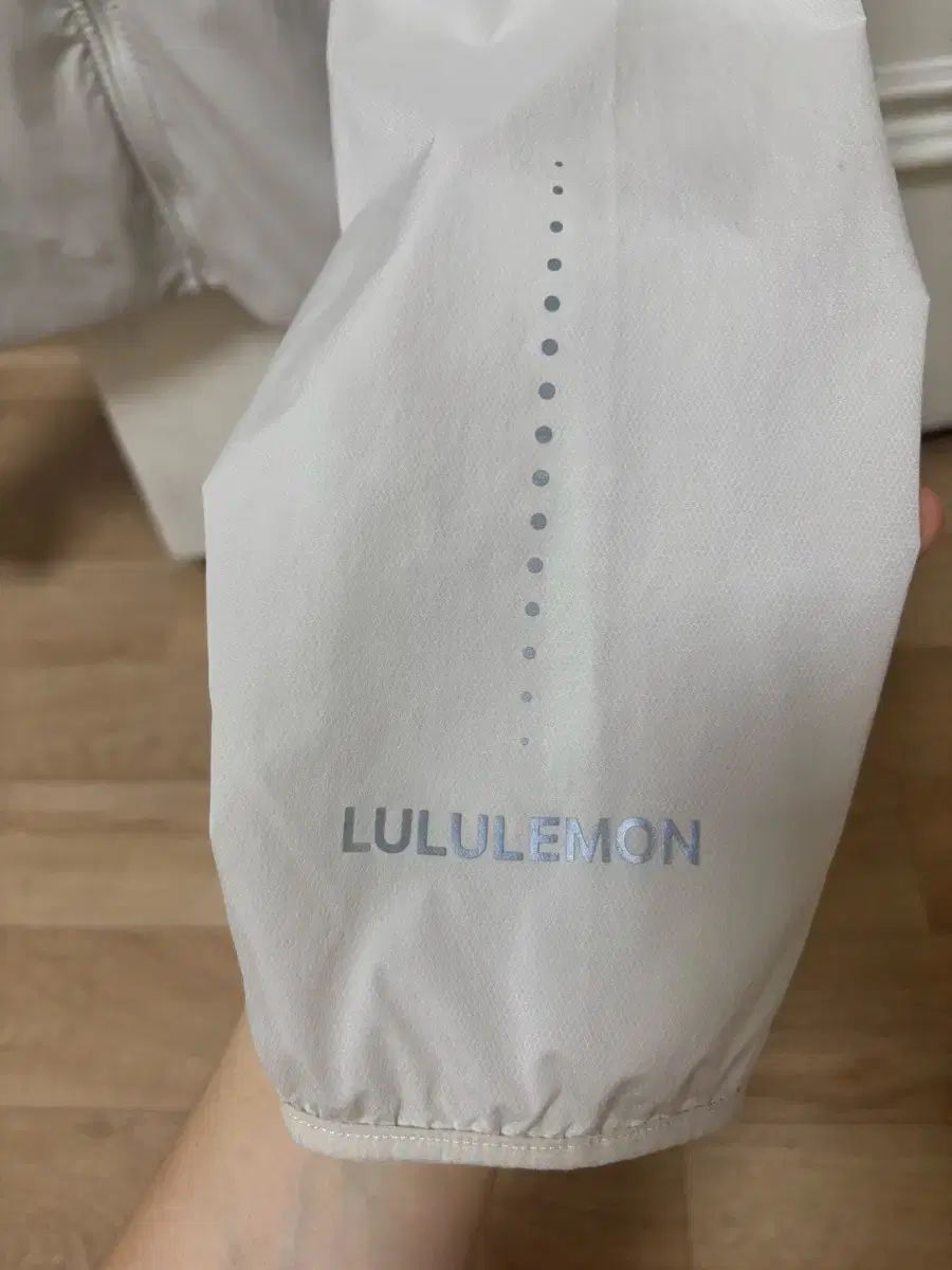 最終セールレアなルルレモンサイズ8 ウインドブレーカー lululemon（ルルレモン） ウィンドブレーカー 8 - メルカリ