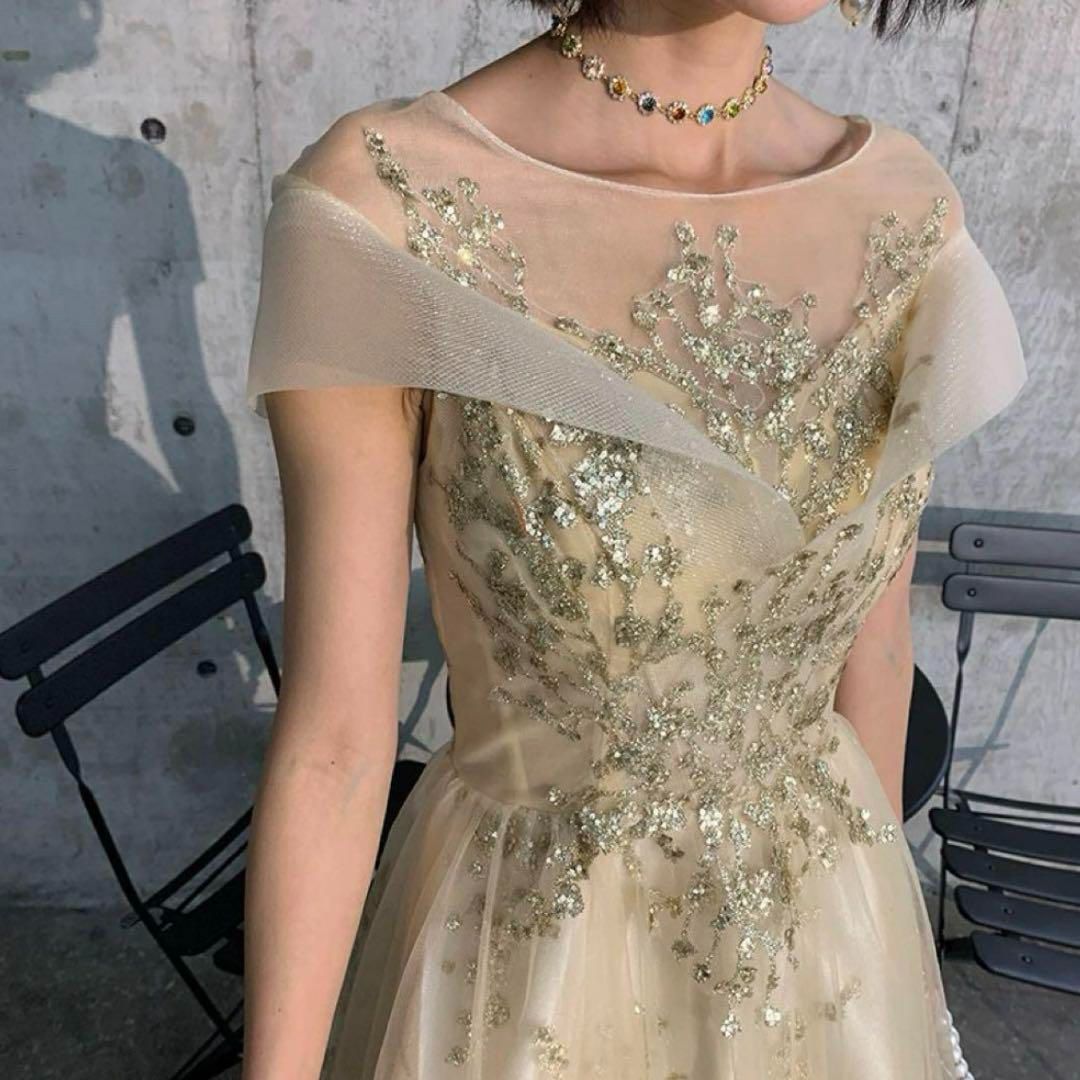 小花柄のデザインが煌びやかで可愛いオフショルイブニングドレス