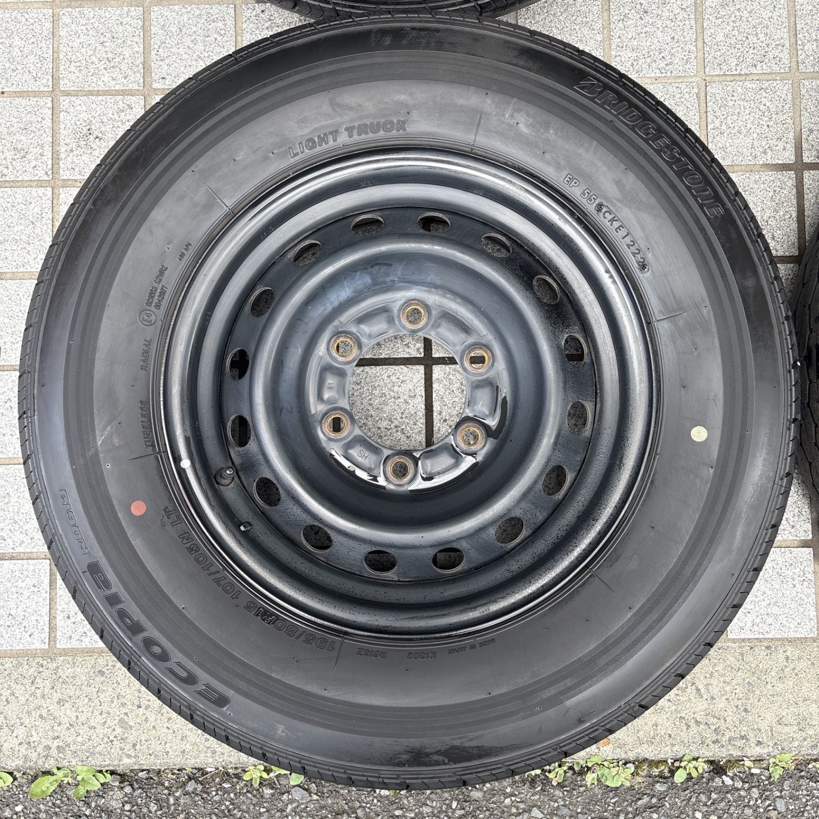 送料無料!!バリ溝】Toyota トヨタ 200系 ハイエース 195/80R15