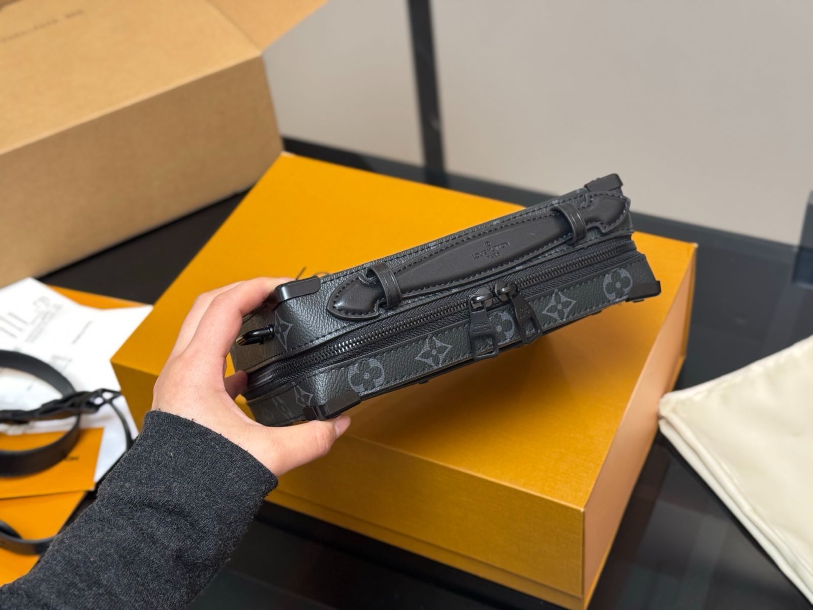 VUITTONのバッグ バッグ・財布・小物 モノグラム・シグネチャー カタログ｜ルイ