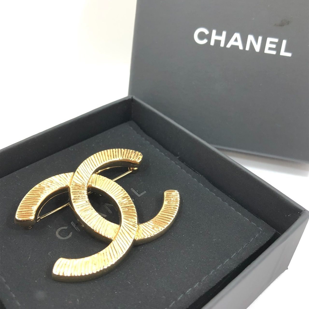 CHANEL シャネル ブローチ・コサージュ ゴールド 4500125J0060 CHANEL - シャネル CHANEL ブローチ コサージュ ゴールド ココ