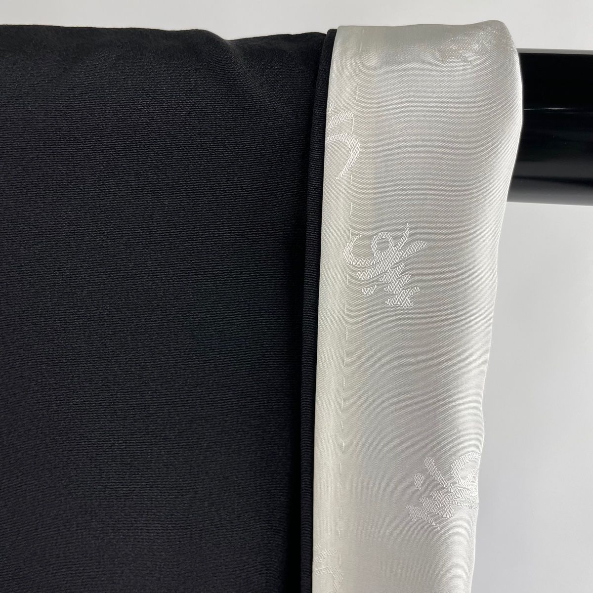 黒留袖 身丈163.5cm 裄丈64cm M 袷 蒋雪英 やまと 落款あり 宝尽くし 金糸 刺繍 黒 正絹 逸品 中古 黒留袖 身丈163cm 裄丈65cm M 袷 蒋雪英 やまと 御所車 草花 刺繍 金彩 黒