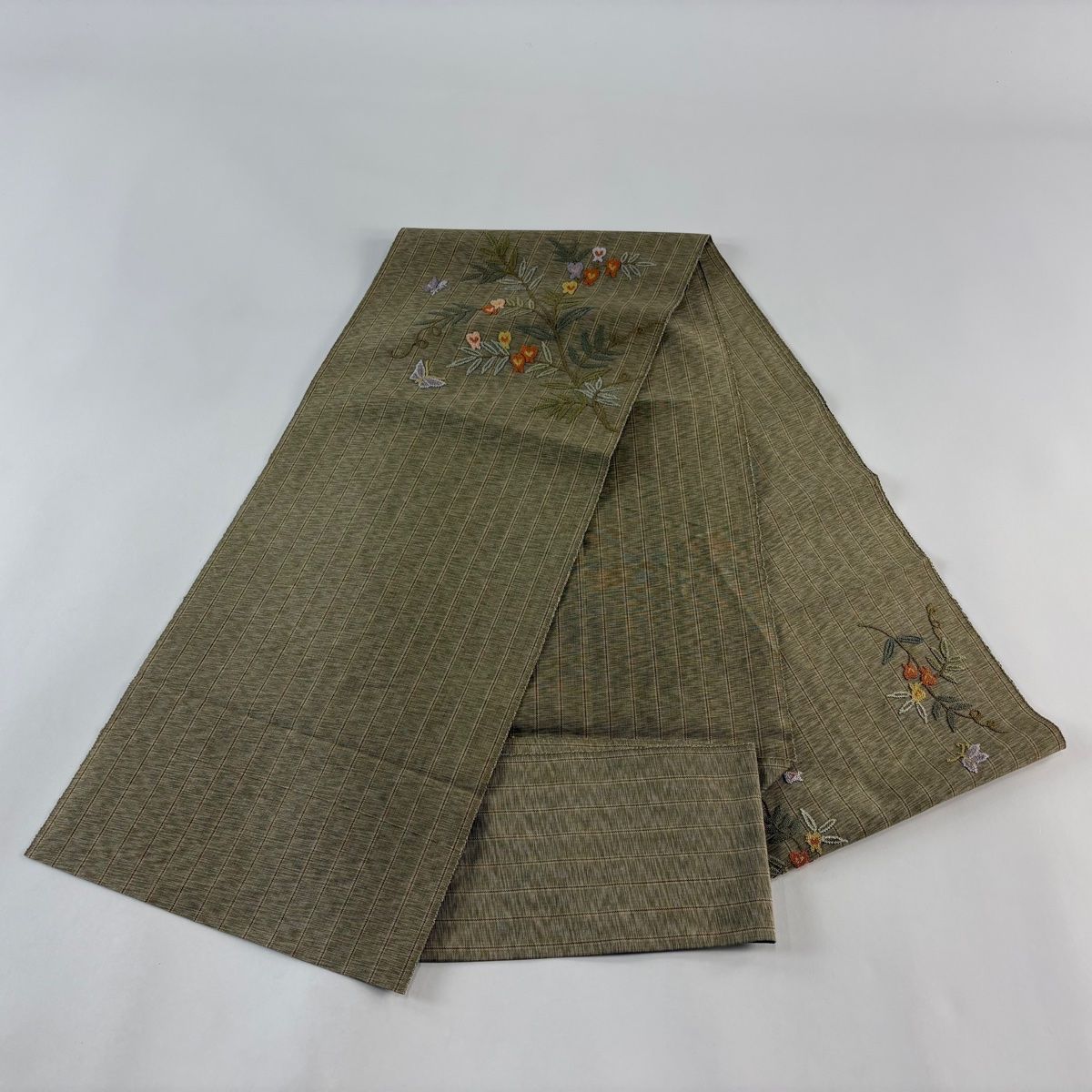 名古屋帯 美品 秀品 八寸名古屋帯 松葉仕立て 草花 蝶 相良刺繍