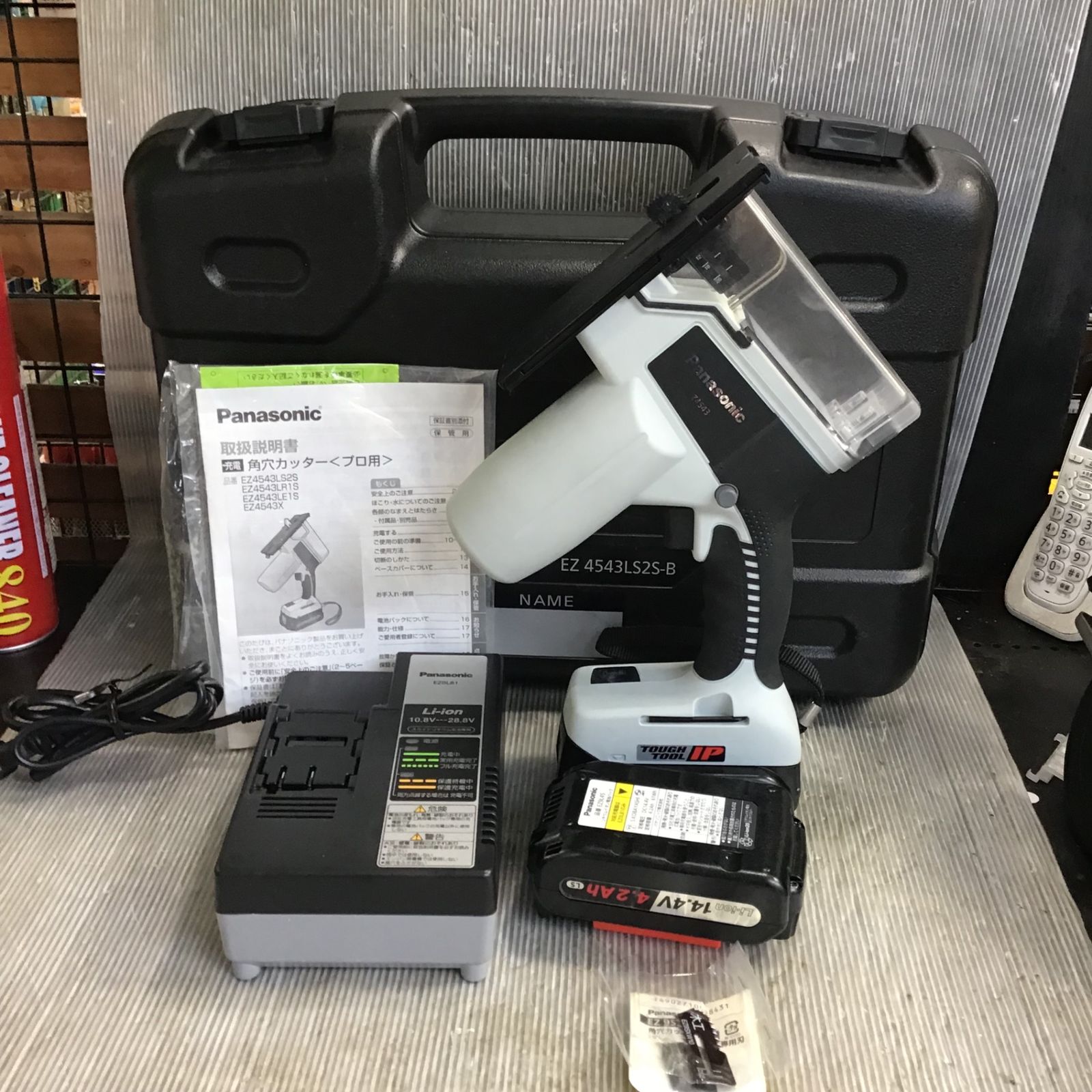 〇パナソニック(Panasonic) コードレス角穴カッター EZ4543LS2S-B 