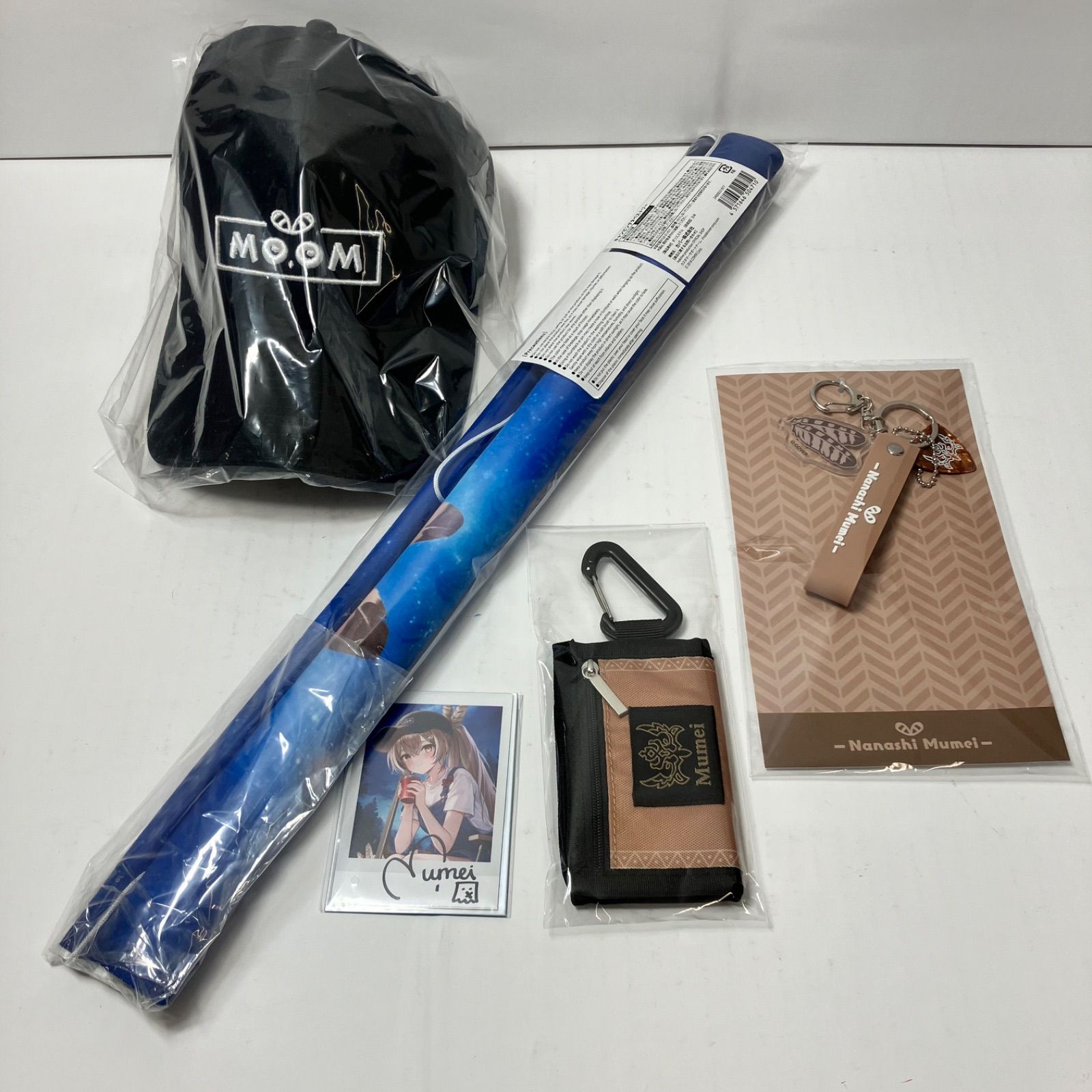瀬戸店 七詩ムメイ 誕生日記念2025フルセット キャンピングタペストリー MOOMキャップ コンパクトウォレット ムメイのギターピックキーホルダー チェキ風ブロマイドカード 718-4576