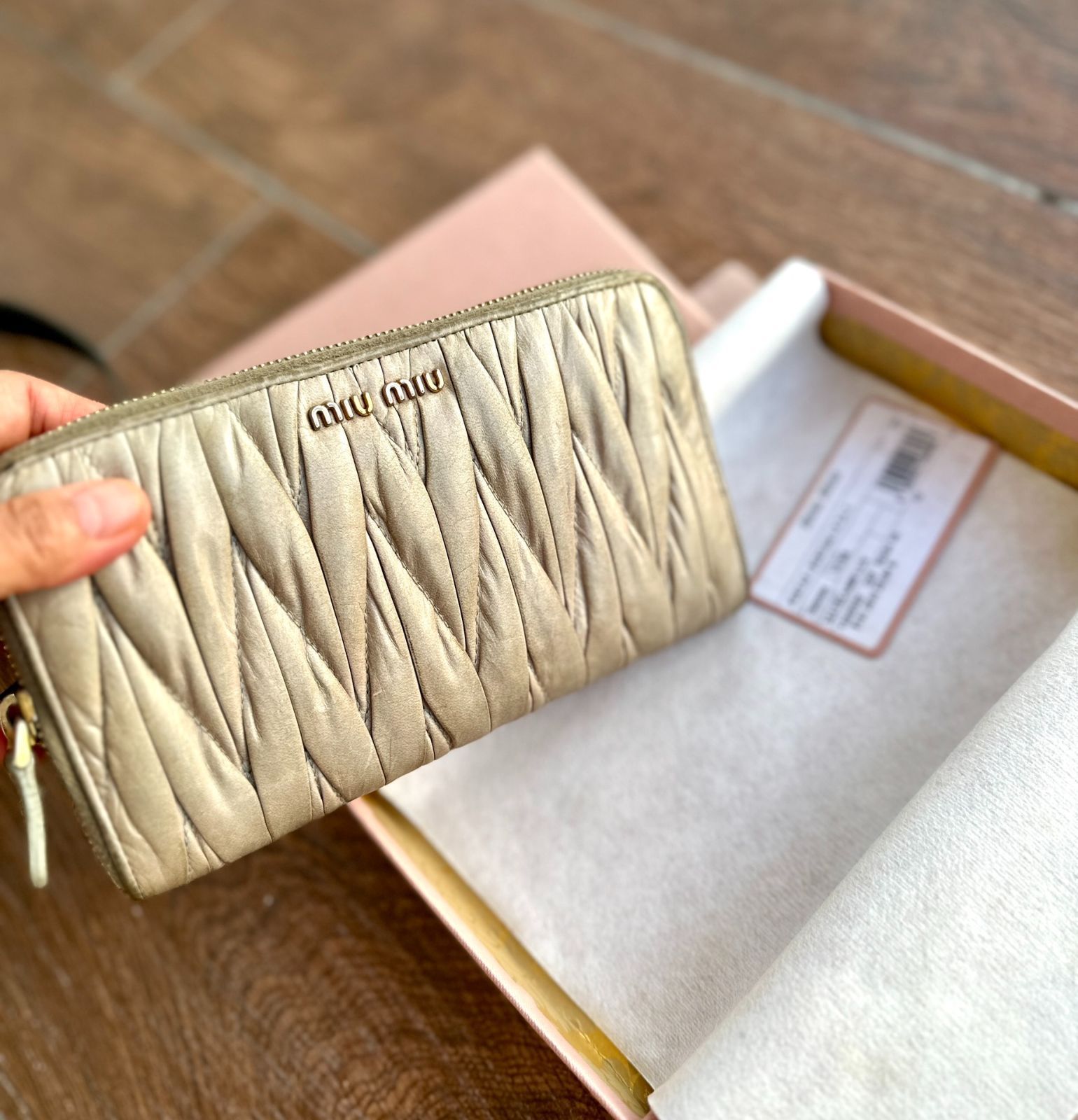 ミュウミュウ ロングウォレット ヴィンテージ加工を施したロングウォレットです 写真は実物撮影です