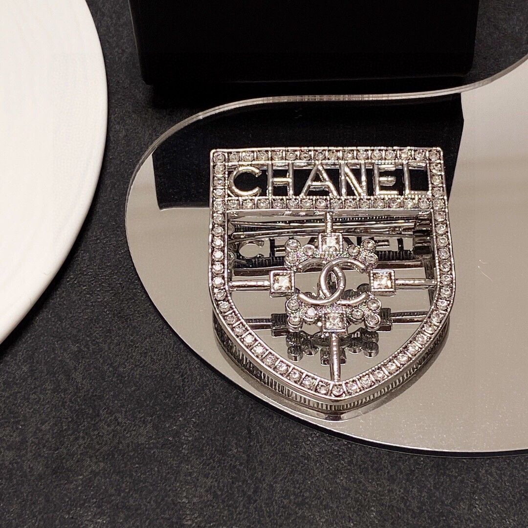 【CHANEL】新作！ ☆ ブローチ ☆ エレガントなワンポイント♪ imgrc0291862489.jpg